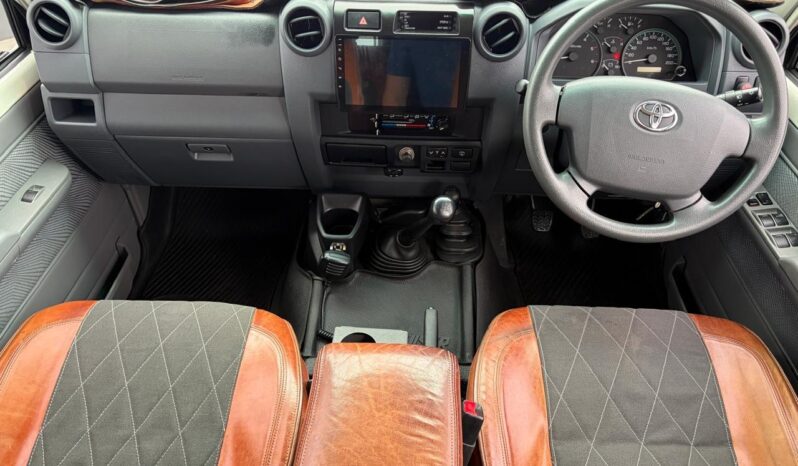 2014 Toyota Land Cruiser 76 4.5D-4D LX V8 Station Wagon full