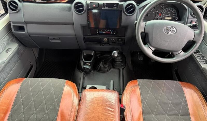 2014 Toyota Land Cruiser 76 4.5D-4D LX V8 Station Wagon full